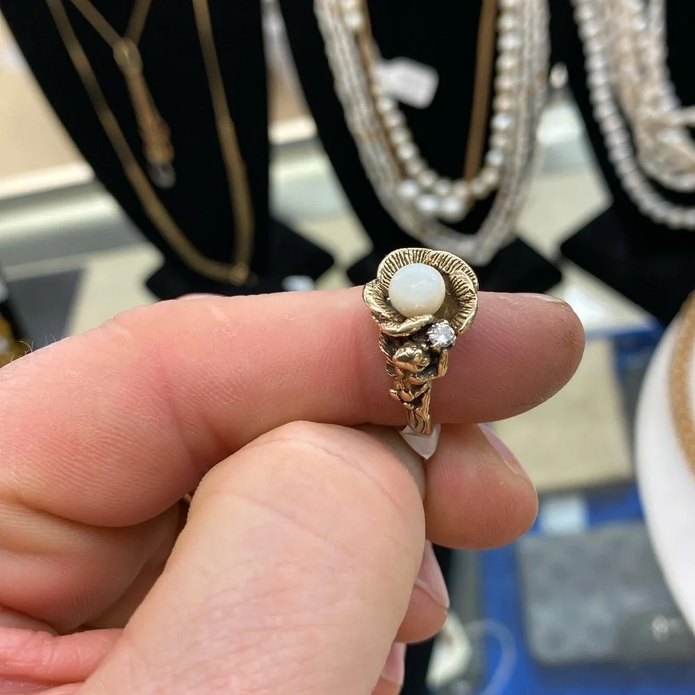 318464 14k diamond pearl alien ring, pearl has been damaged, shows no luster.